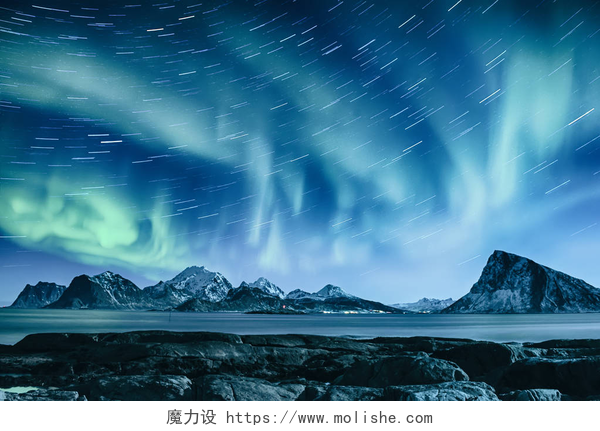 北极光在夜空中闪耀着绿色诺威的北极光